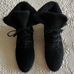 EUC Sesto Meucci black suede lace up ankle bootie w/faux fur.